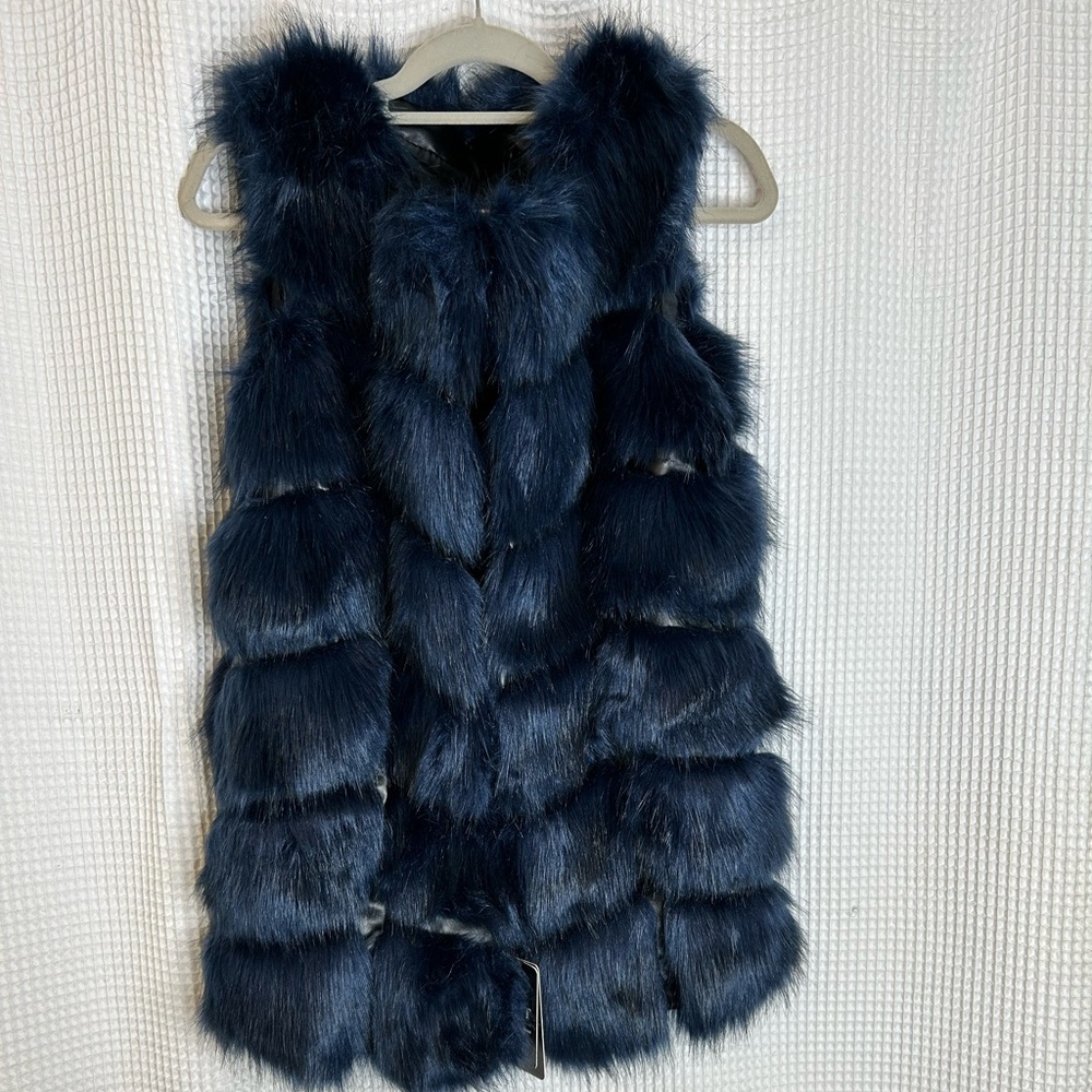 Women’s Faux Fur Vest- Stylish and Cozy - Picture 3 of 8